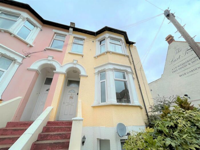 2 Bedroom Flat To Rent In B Weston Road, Southend-On-Sea, SS1