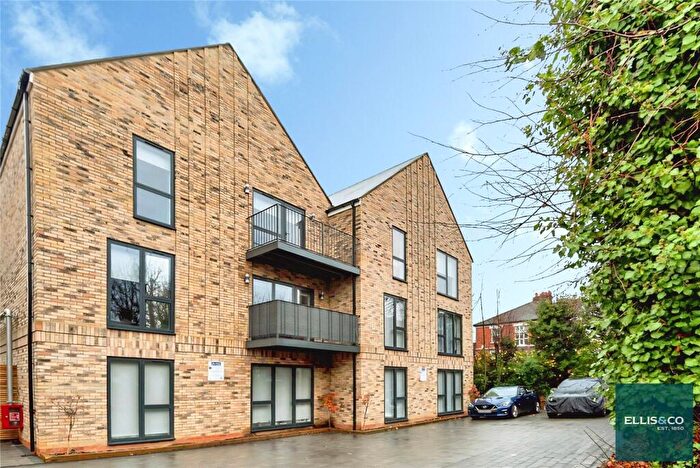 3 Bedroom Apartment To Rent In Woodside Park Road, London, N12