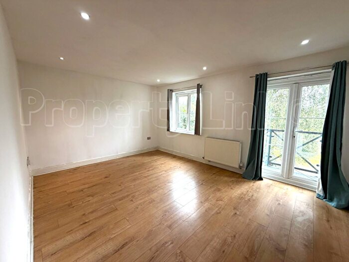 2 Bedroom Flat To Rent In Fencepiece Road, Ilford, IG6