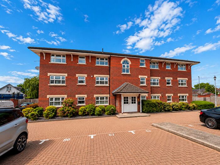 2 Bedroom Apartment For Sale In Burns Close, Billericay, CM11