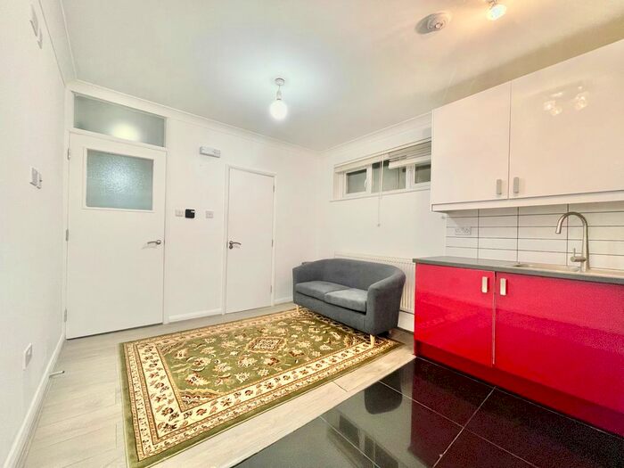 2 Bedroom Flat To Rent In Great North Road, Barnet, EN5