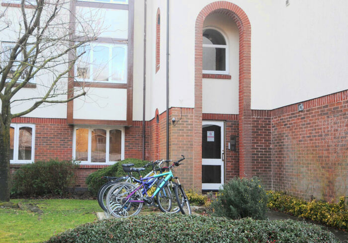 2 Bedroom Flat To Rent In Maunsell Park, Three Bridges, Pound Hill, Crawley, RH10