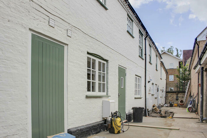 2 Bedroom Mews To Rent In Gallery Mews, Market Square, PE19