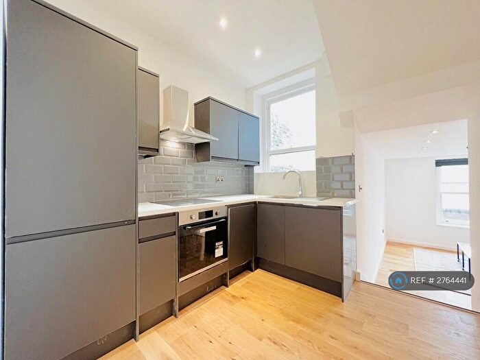 2 Bedroom Flat To Rent In St John's Hill, London, SW11