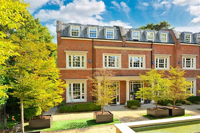 4 Bedroom End Of Terrace House For Sale In Warrenhurst Gardens, Weybridge, Surrey, KT13