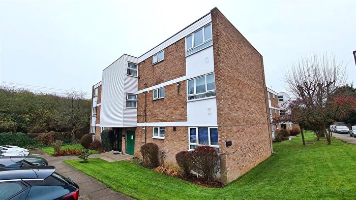 2 Bedroom Flat For Sale In Merridene, Grange Park, N21