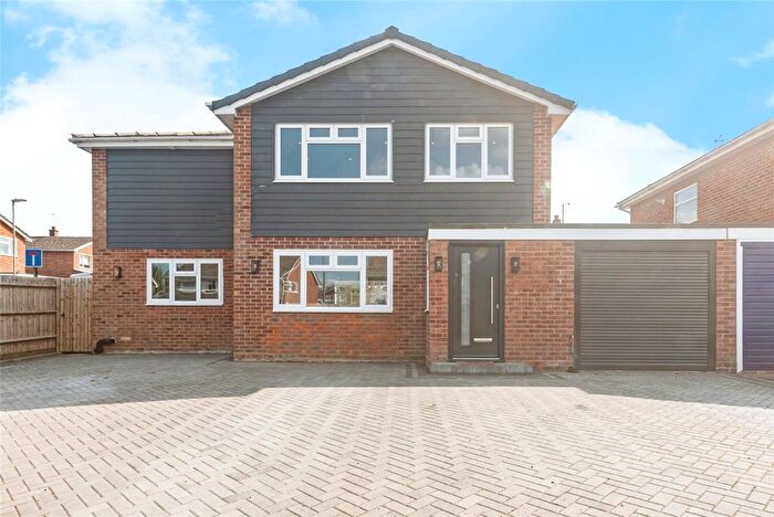 4 Bedroom Link Detached House For Sale In Kestrel Road, Basingstoke, Hampshire, RG22