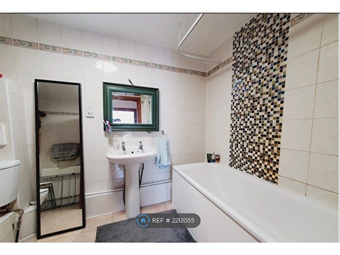 2 Bedroom Flat To Rent In Hackney Road, London, E2