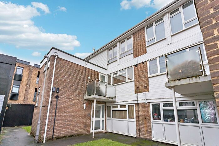 2 Bedroom Flat For Sale In Foxes Piece, Little Marlow Road, Marlow, SL7