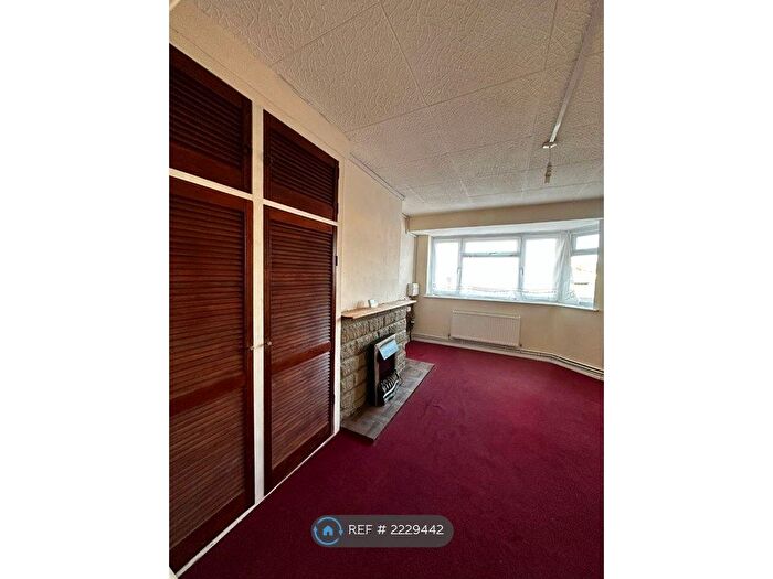 2 Bedroom Flat To Rent In Wycliffe Row, Northfleet, Gravesend, DA11