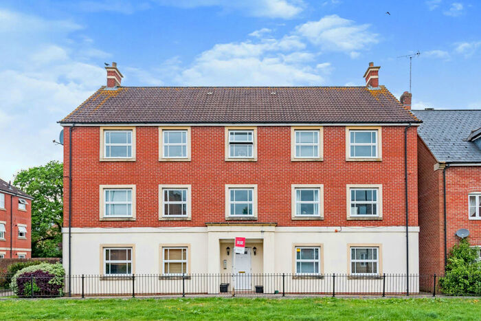 2 Bedroom House To Rent In Oakhurst, SN25