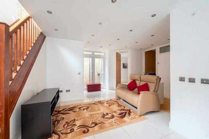 2 Bedroom Flat To Rent In Redclose Avenue, Morden, SM4