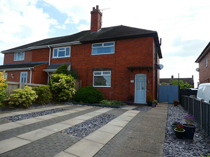 3 Bedroom Semi-Detached House For Sale In The Crest, Linton, DE12