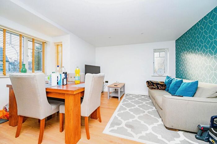 2 Bedroom Flat For Sale In Farley Hill, Luton, Bedfordshire, LU1