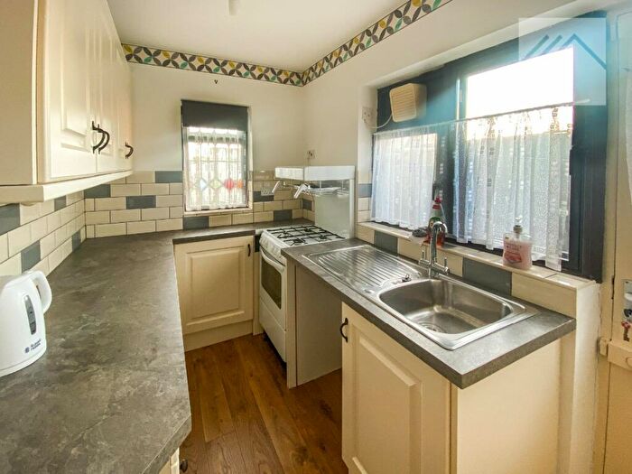 2 Bedroom Bungalow For Sale In Waarem Avenue, Canvey Island, SS8