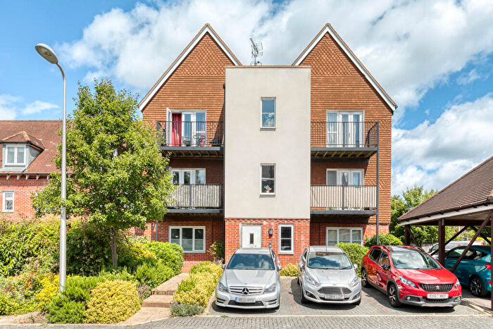 2 Bedroom Apartment For Sale In Outfield Crescent, Wokingham, RG40