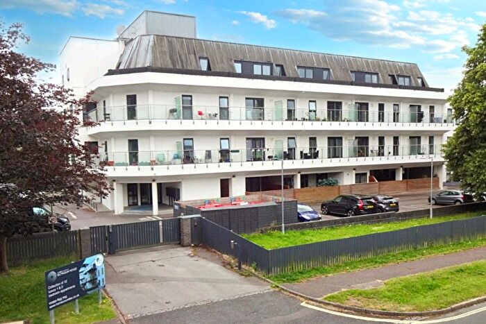 2 Bedroom Flat To Rent In Russell Way, Three Bridges, RH10