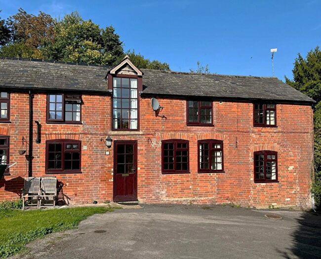 2 Bedroom End Of Terrace House To Rent In Staff Cottages, RG28