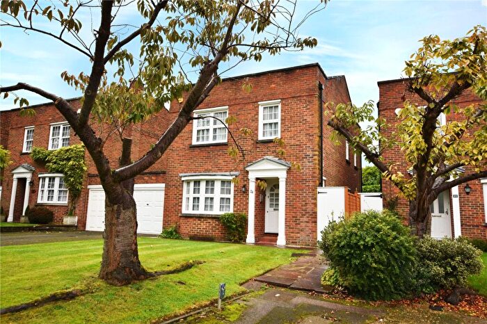 3 Bedroom Detached House To Rent In Gateway Close, Northwood, Middlesex, HA6