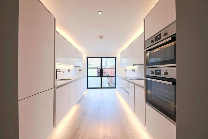 2 Bedroom Property To Rent In Cranmer Avenue, Ealing, W13