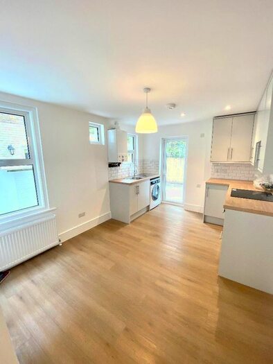 2 Bedroom Flat To Rent In Sandmere Road, London, SW4