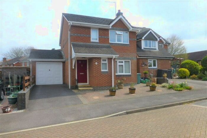 3 Bedroom Detached House For Sale In Birches Crest, Hatch Warren, RG22