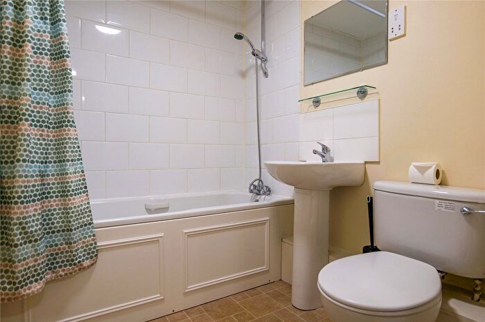 2 Bedroom Flat For Sale In London Road, Reading, Berkshire, RG1