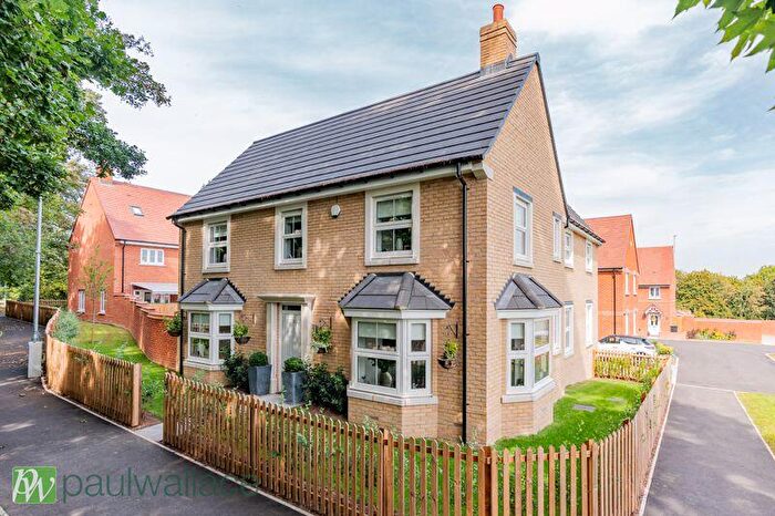 4 Bedroom Detached House For Sale In Elmer Close, Hoddesdon, EN11