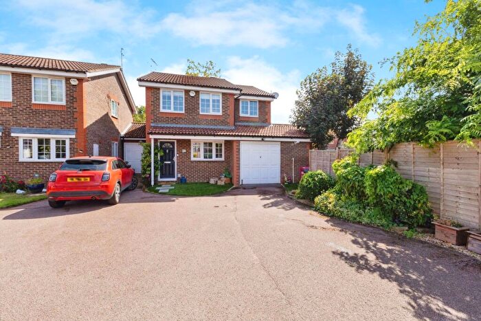 3 Bedroom Link Detached House For Sale In Kinnaird Close, Burnham, SL1