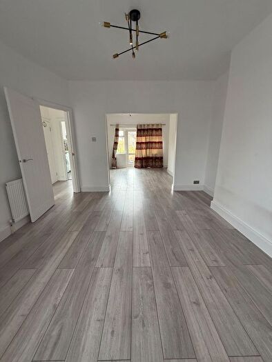 3 Bedroom Semi-Detached House To Rent In North Hyde Lane, Southall, UB2