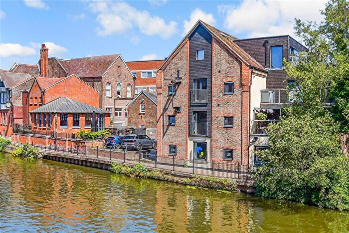 2 Bedroom Flat For Sale In Lyons Crescent, Tonbridge, Kent, TN9