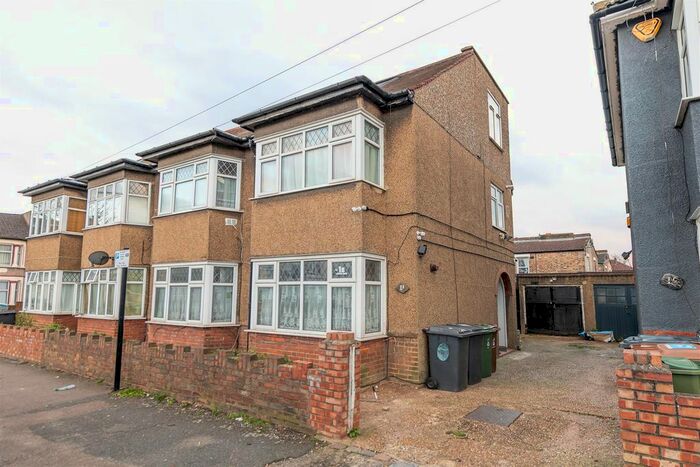 Studio To Rent In Sylvan Road, London E17