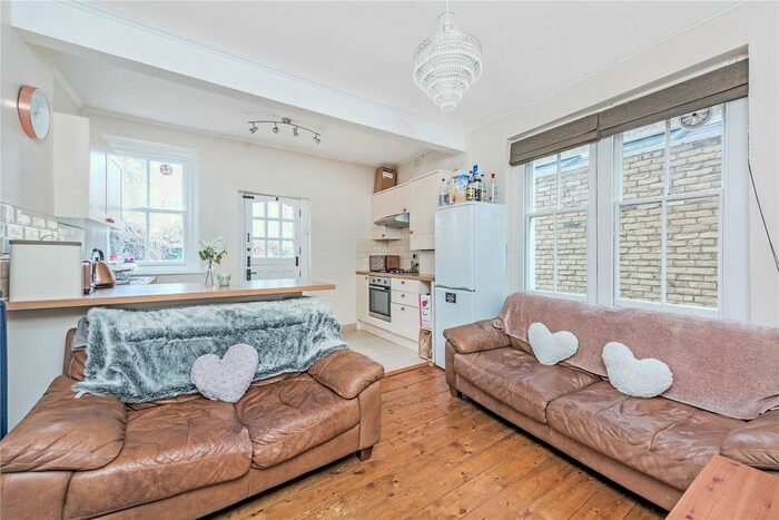 3 Bedroom Flat To Rent In Cato Road, London, SW4