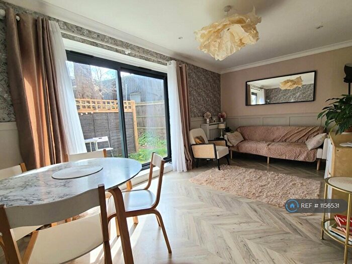 2 Bedroom Flat To Rent In Mayford Close, London, SW12