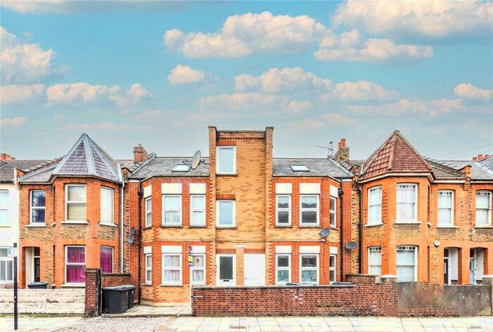 2 Bedroom Apartment To Rent In Ellenborough Road, London, N22