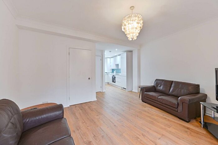 3 Bedroom Flat To Rent In Falcon Mews, Clapham Junction, London, SW11