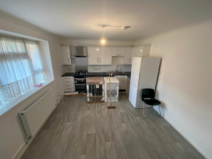 4 Bedroom Flat To Rent In Astley Street, Southsea, PO5