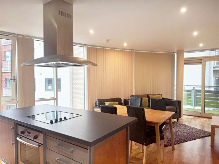 2 Bedroom Apartment To Rent In Glasshouse, Canal Square, B16