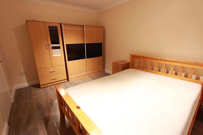 2 Bedroom Flat To Rent In Cardrew Close, London, N12