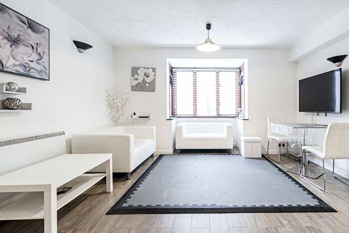 1 Bedroom Flat To Rent In Cotton Avenue, Acton, W3