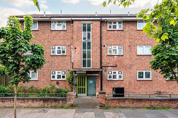 2 Bedroom Flat For Sale In Cooks Road, Walworth, SE17