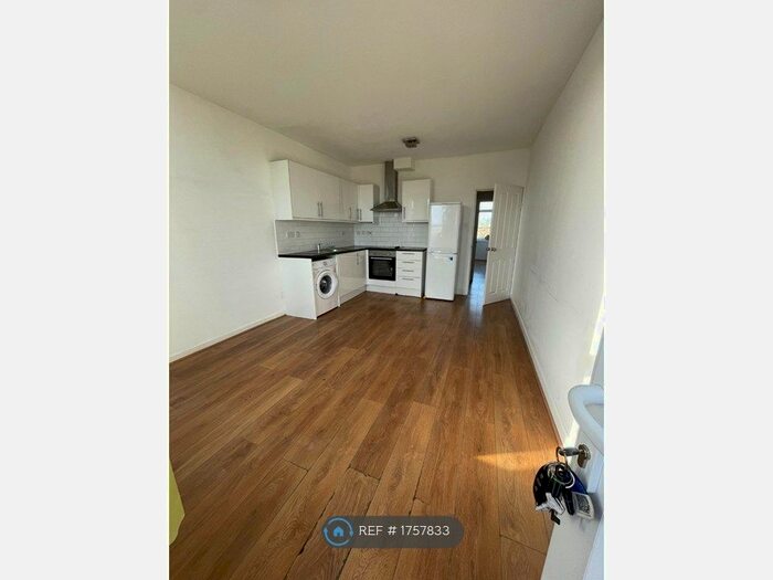 3 Bedroom Flat To Rent In Clare Road, Stanwell, Staines-Upon-Thames, TW19