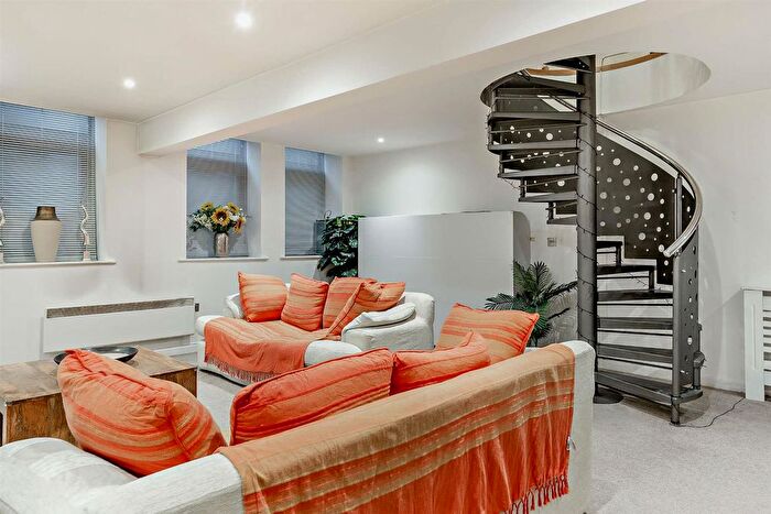 2 Bedroom Flat For Sale In Hainsworth Road, Silsden, BD20