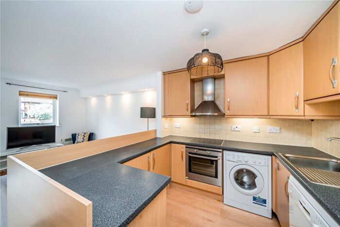 1 Bedroom Apartment For Sale In Falcon Way, London, E14