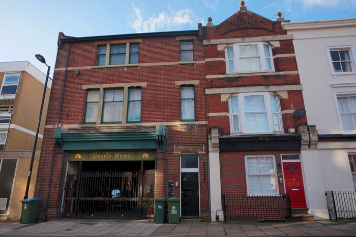 2 Bedroom Flat To Rent In Castle Way, SO14