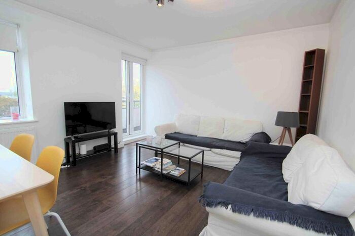 3 Bedroom Flat To Rent In Keswick Road, London, SW15
