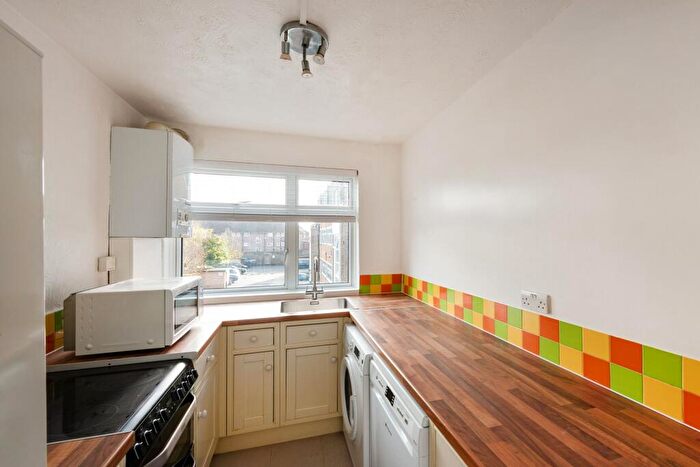 2 Bedroom Flat To Rent In Flat Ellington Court, N14