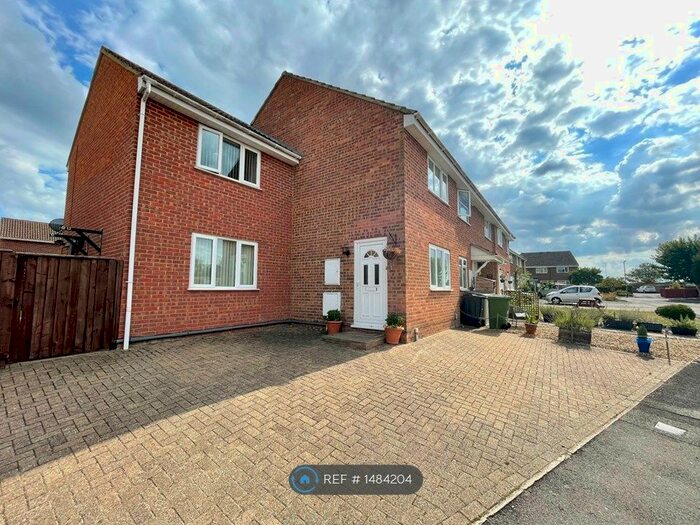 3 Bedroom Semi-Detached House To Rent In Chaffinch Avenue, Frome, BA11