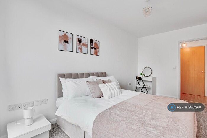 2 Bedroom Flat To Rent In Stratford, London, E15