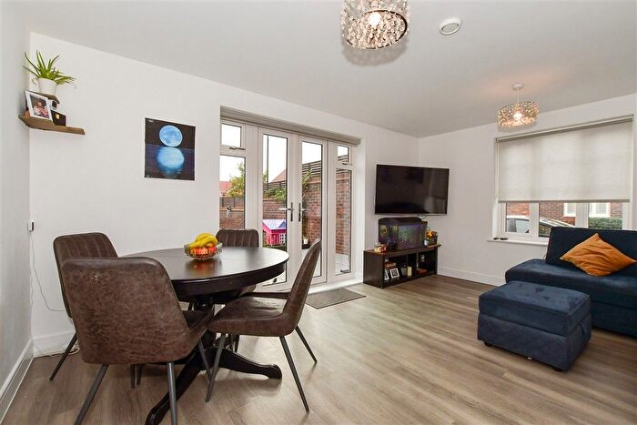 3 Bedroom Town House For Sale In Foxglove Drive, Crawley, West Sussex, RH10